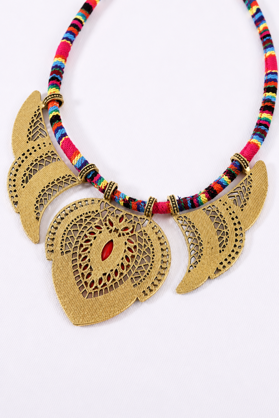 Collier boho coloré sur fond blanc