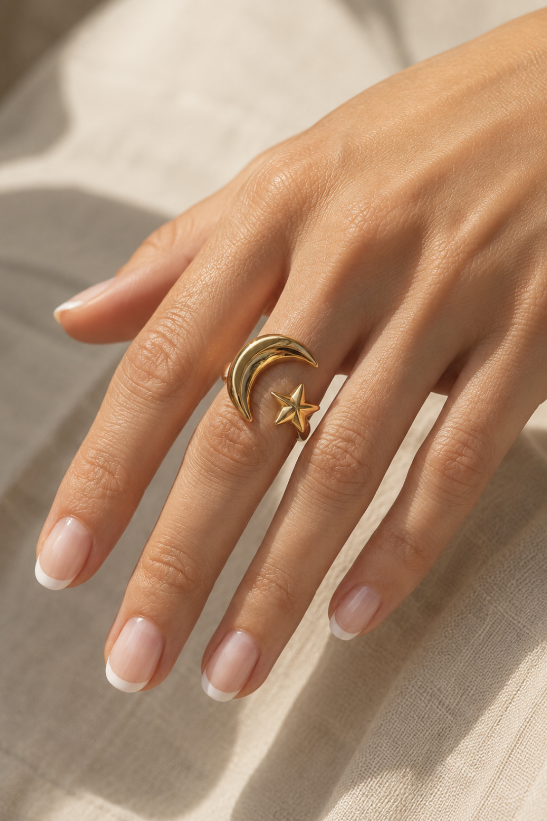 Bague lune et étoile dorée portée à la main, bijou bohème céleste