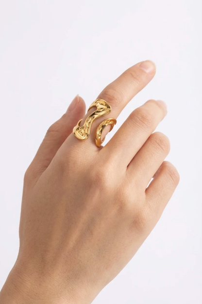 Bague Sculptée Organique Dorée Acier – Bijou Statement Forme Fluide Femme