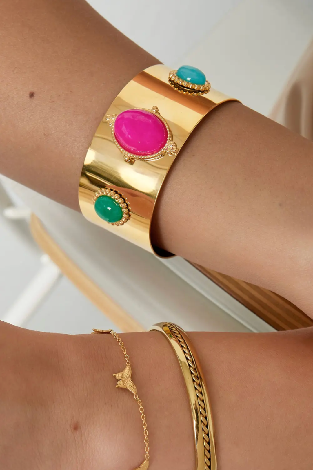 Bracelet Manchette Doré Aurore – Pierres Fuchsia, Turquoise & Vertes