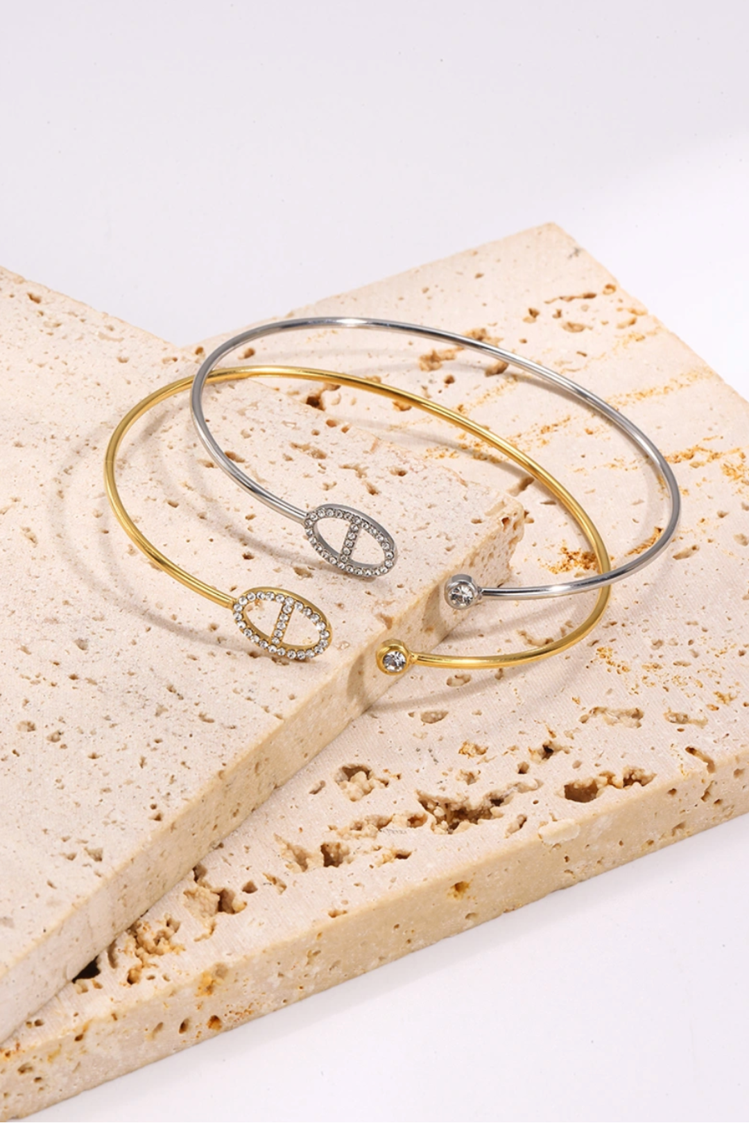 bracelet ouvert argenté en acier inoxydable