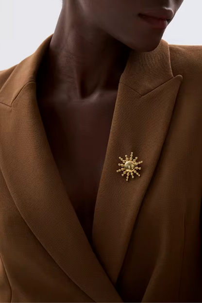 Broche Solaire Dorée en Acier Inoxydable – Bijou Étanche et Antirouille pour Accessoiriser vos Tenues