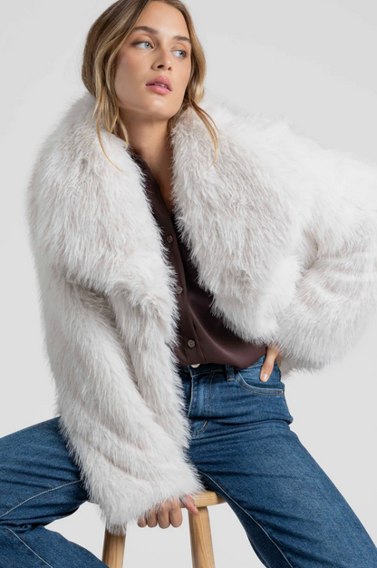 Manteau court effet fourrure col revers