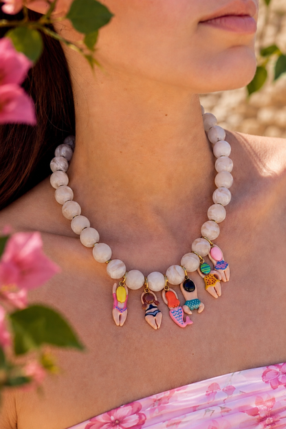 Collier poupées bikini résine, charms colorés porté au cou