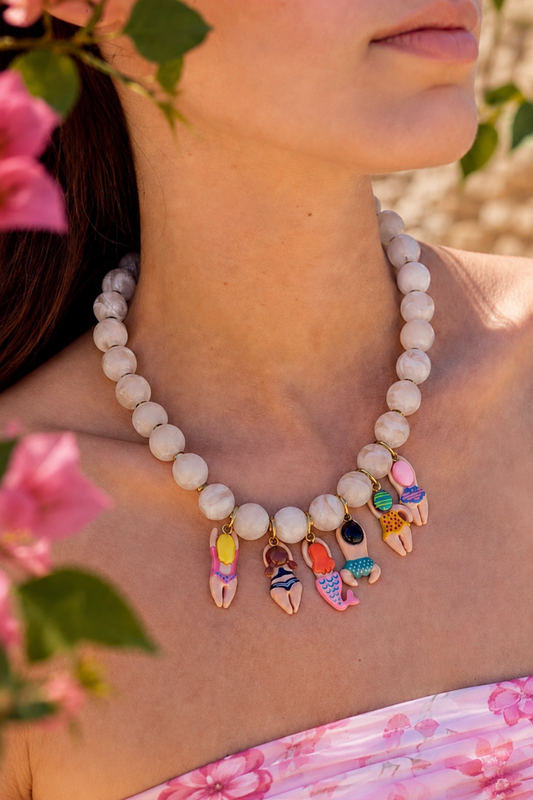 Collier poupées bikini résine, charms colorés porté au cou