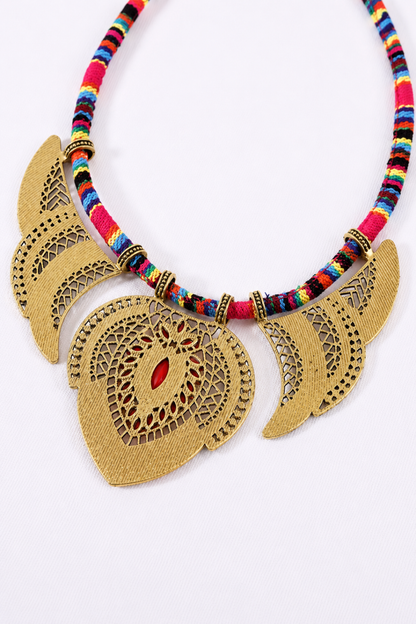 Collier boho coloré sur fond blanc