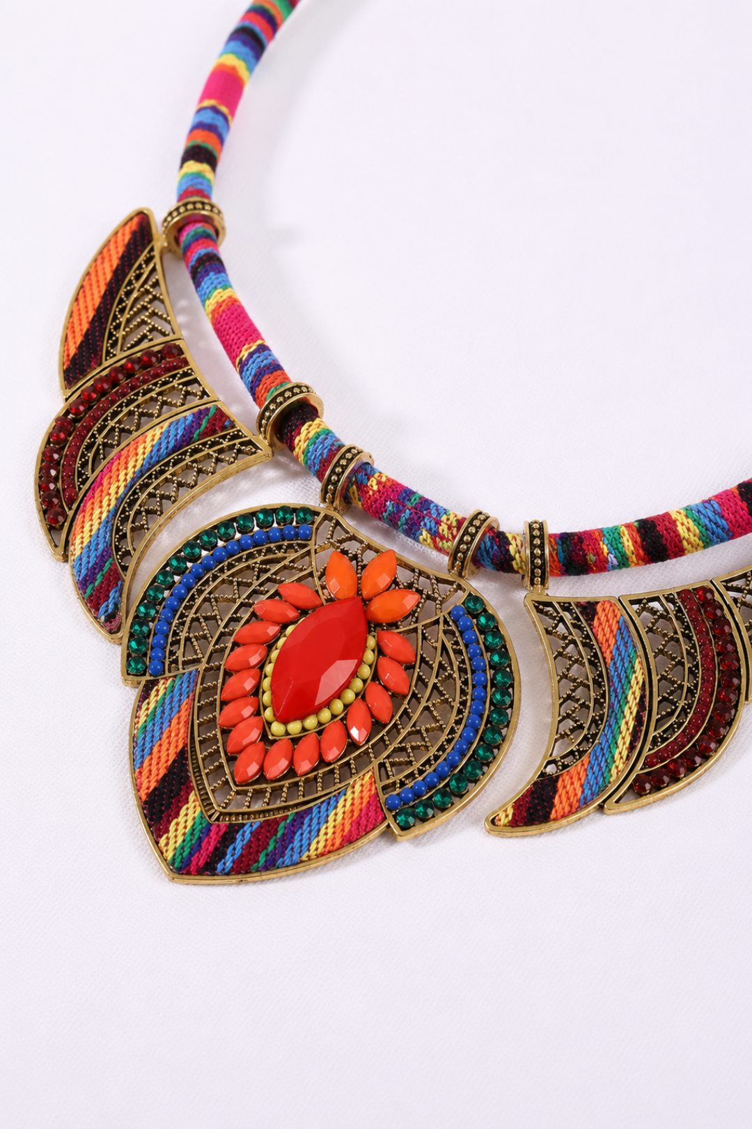 Collier boho tribal coloré et ornementé