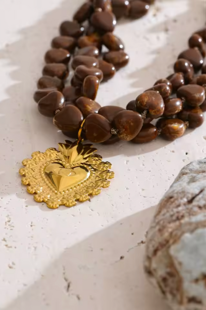 Collier cœur doré multi-rangs en perles acryliques