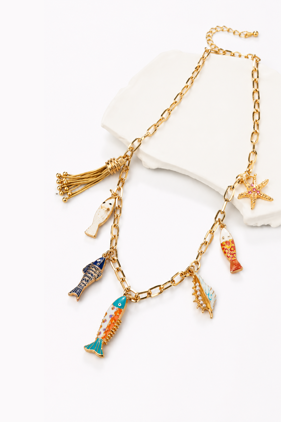 Collier doré et charms marins