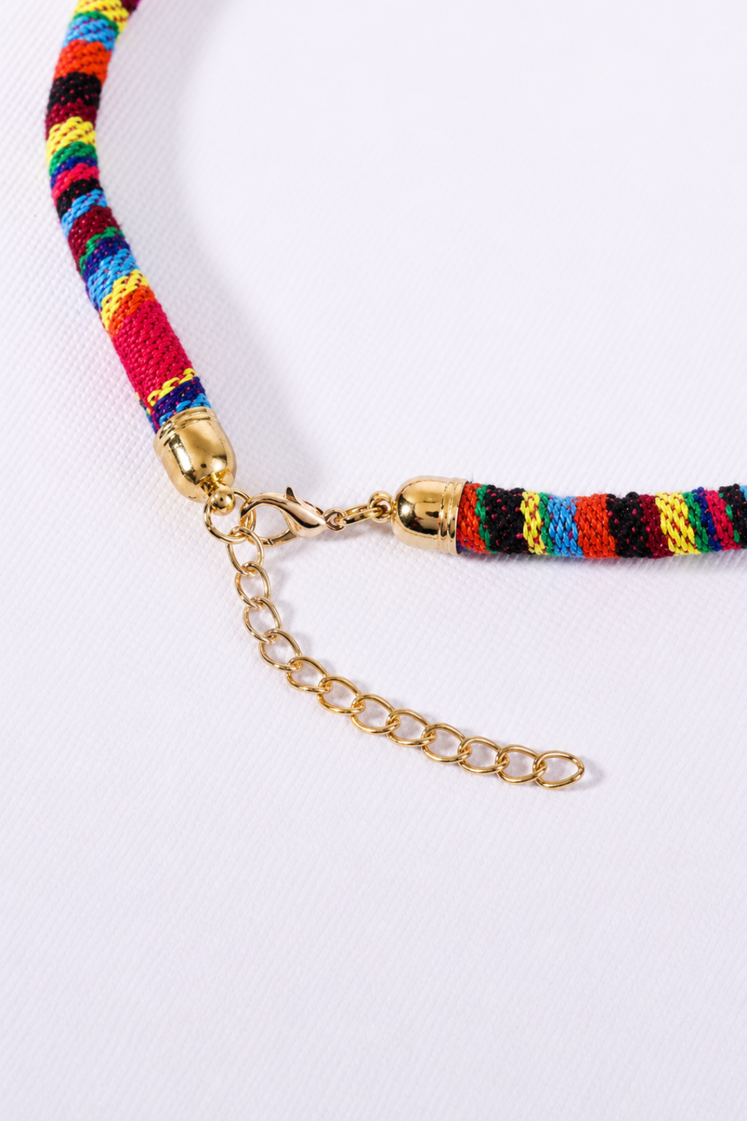 Collier en corde colorée avec fermoir