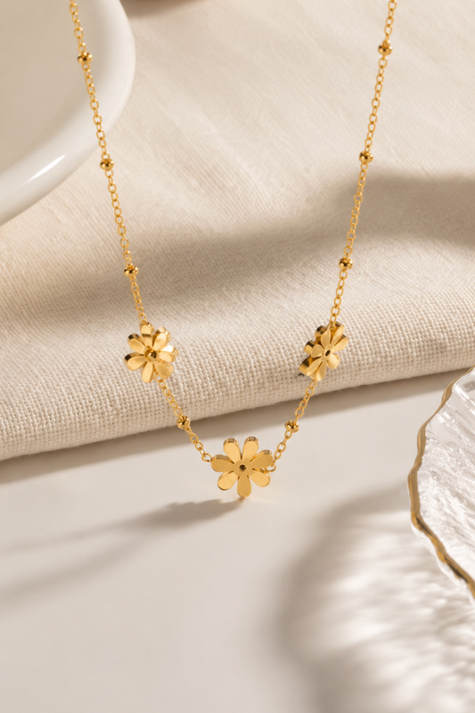 Collier en or sur fond doux