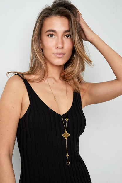 Collier long avec pendentifs trèfle
