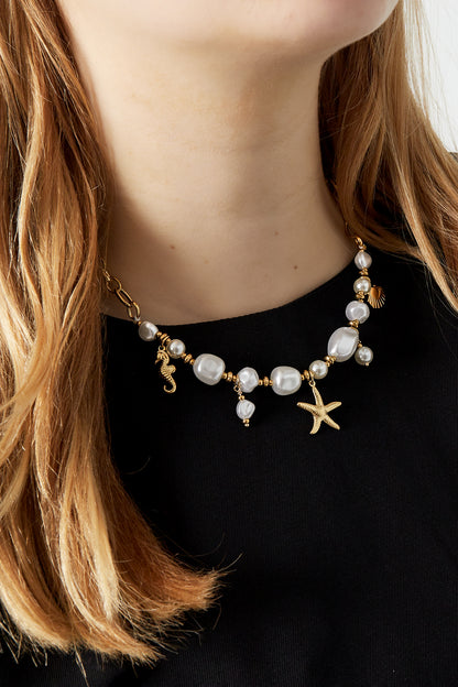 Collier marin avec pendentifs étoile de mer, hippocampe et perles