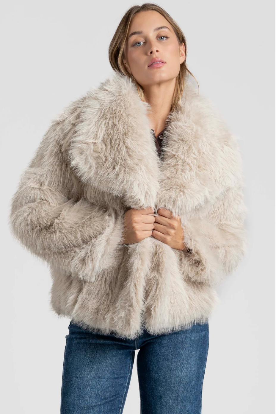 Manteau court effet fourrure col revers