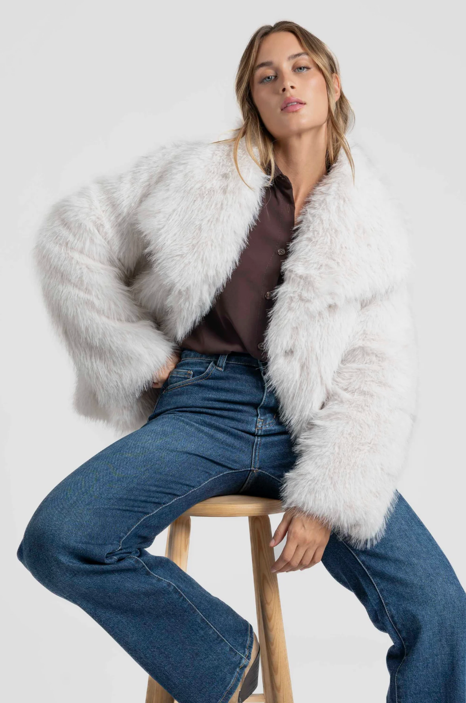 Manteau court effet fourrure col revers