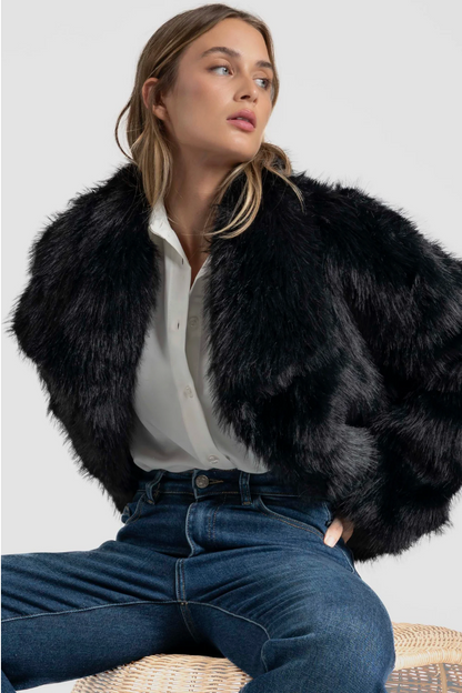 Manteau court effet fourrure col revers