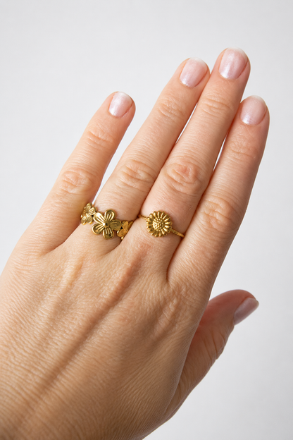 Main d'adulte avec bijoux floraux