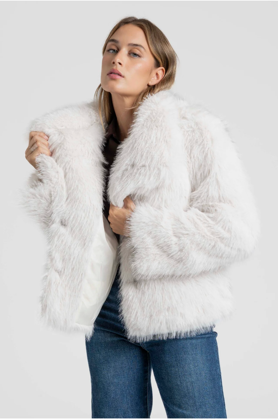 Manteau court effet fourrure col revers