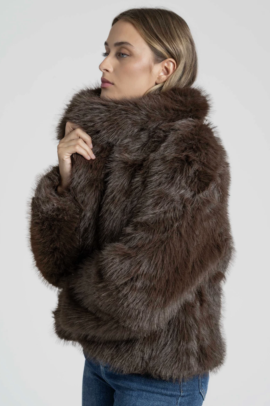 Manteau court effet fourrure col revers