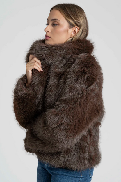 Manteau court effet fourrure col revers