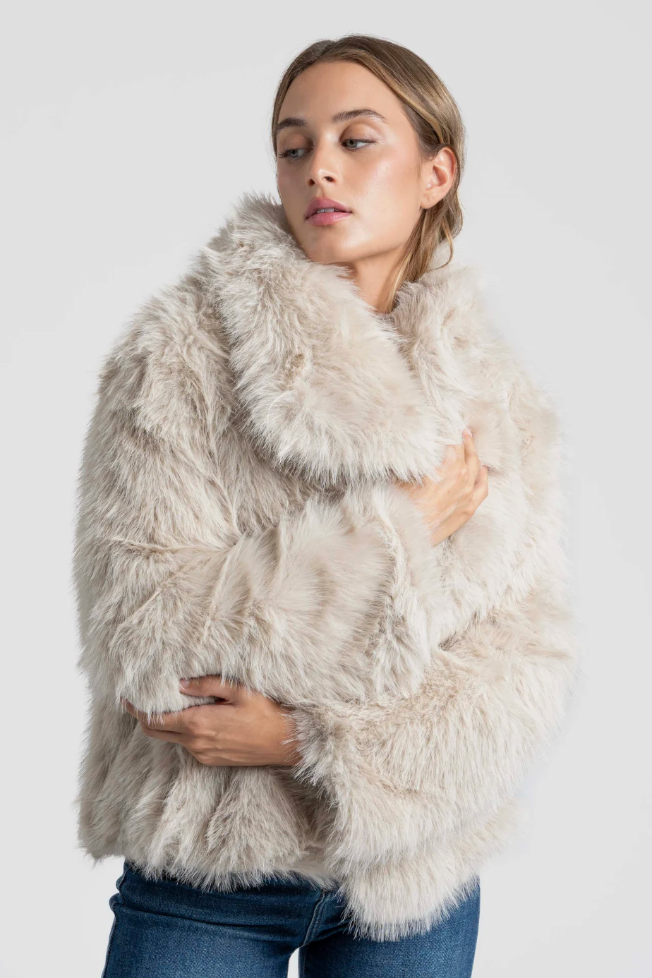 Manteau court effet fourrure col revers