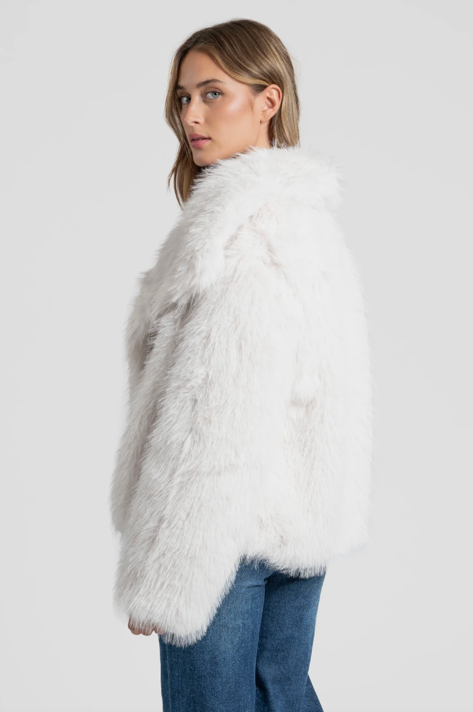 Manteau court effet fourrure col revers