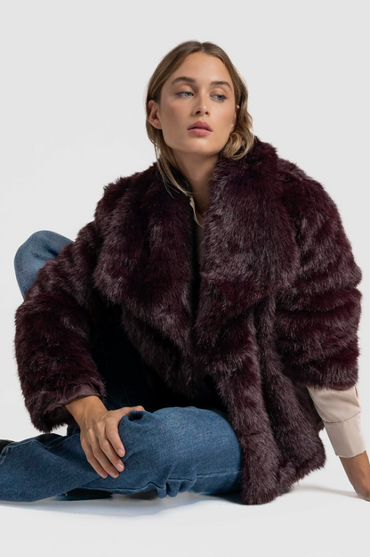 Manteau court effet fourrure col revers