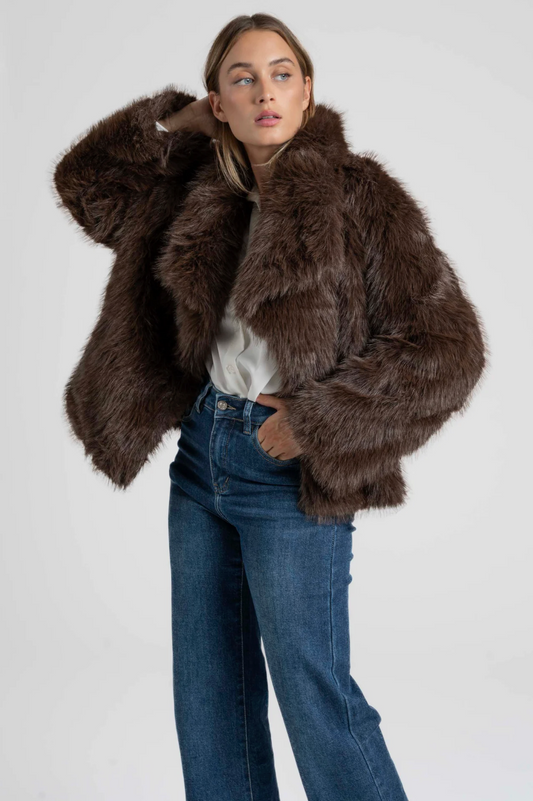 Manteau court effet fourrure col revers