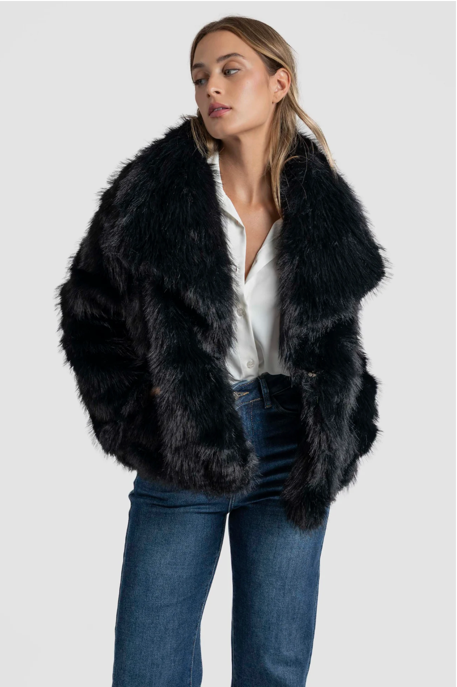 Manteau court effet fourrure col revers