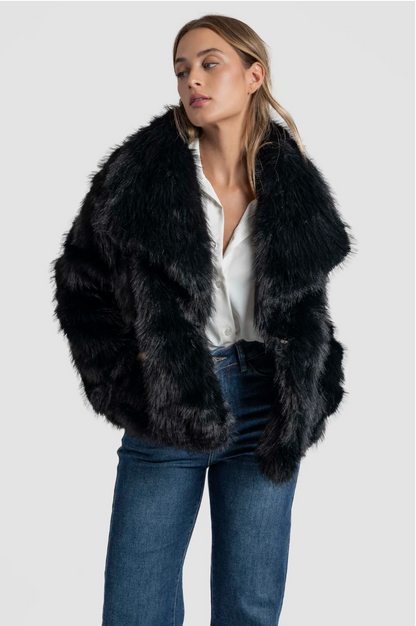 Manteau court effet fourrure col revers