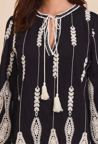 Robe brodée bohème noire à manches évasées