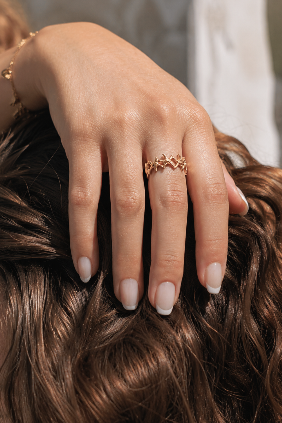 Bague étoiles de mer dorée frise complète portée à la main