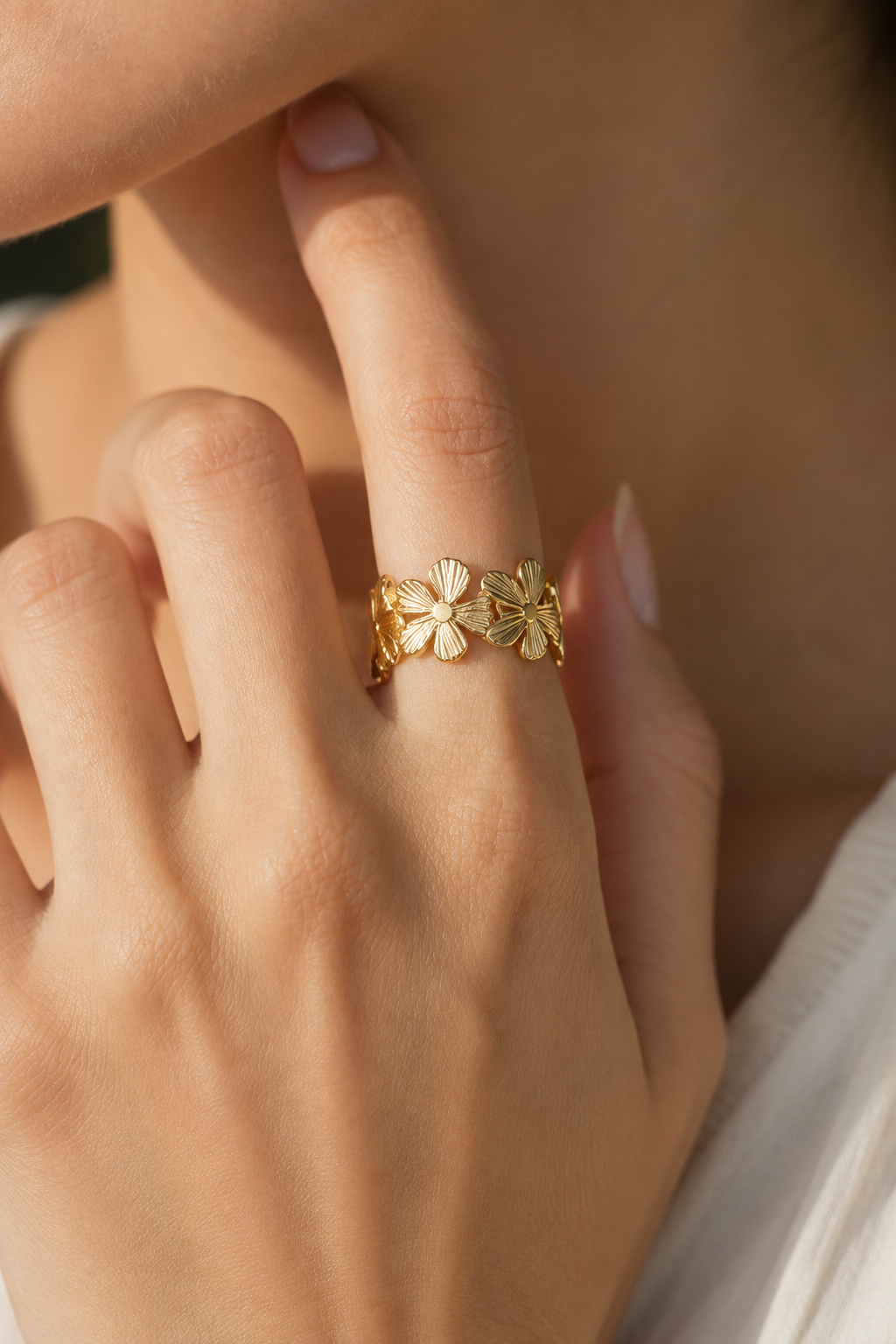 Bague fleurs dorée ajustable portée à la main, bijou bohème acier inoxydable