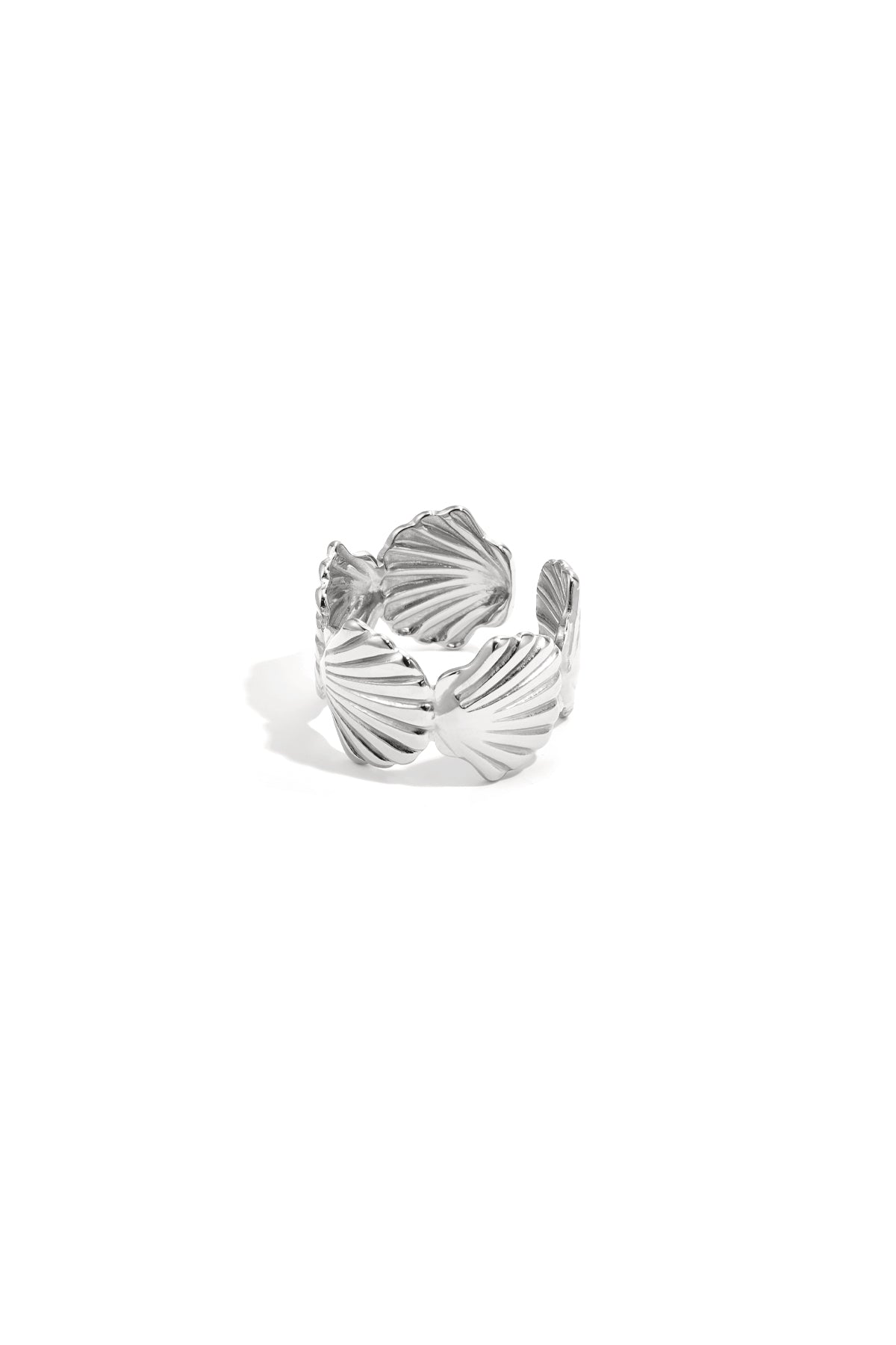 Bague large coquillages argentée acier inoxydable fond blanc