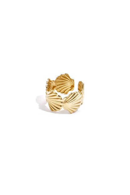 Bague large coquillages dorée portée et empilée avec bracelets