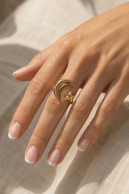 Bague lune et étoile dorée portée à la main, bijou bohème céleste