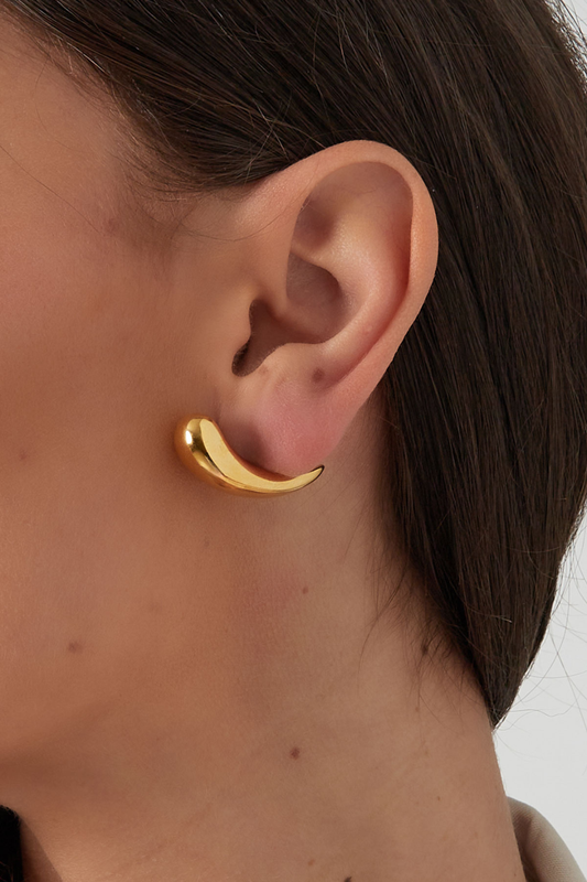 Boucle d'oreille vague dorée portée à l'oreille, acier inoxydable - Moon Accessoires