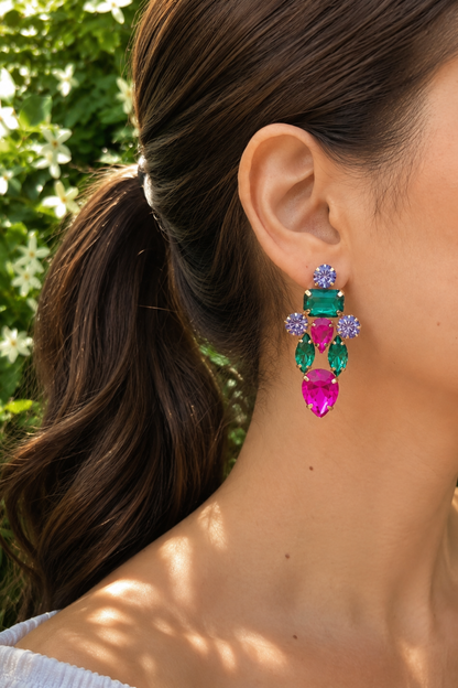 Boucles d'oreilles cristaux multicolores cocktail portées à l'oreille