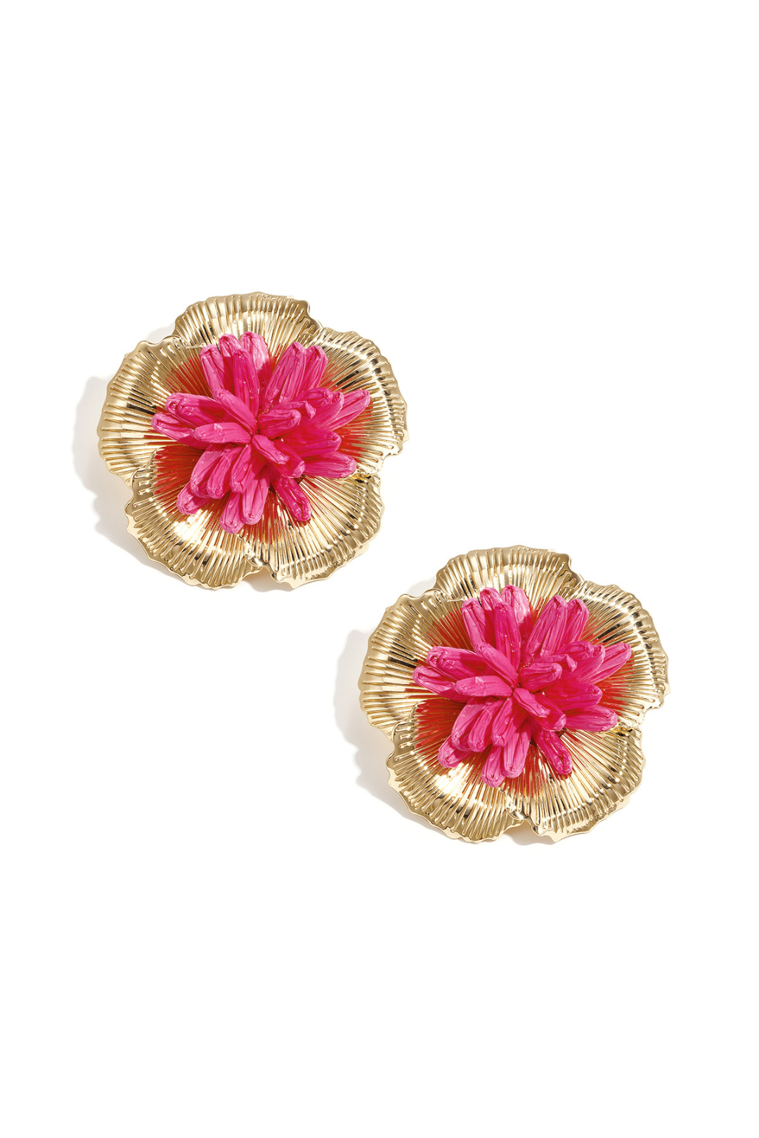 Boucles d'oreilles fleur raphia rose fuchsia métal doré fond blanc