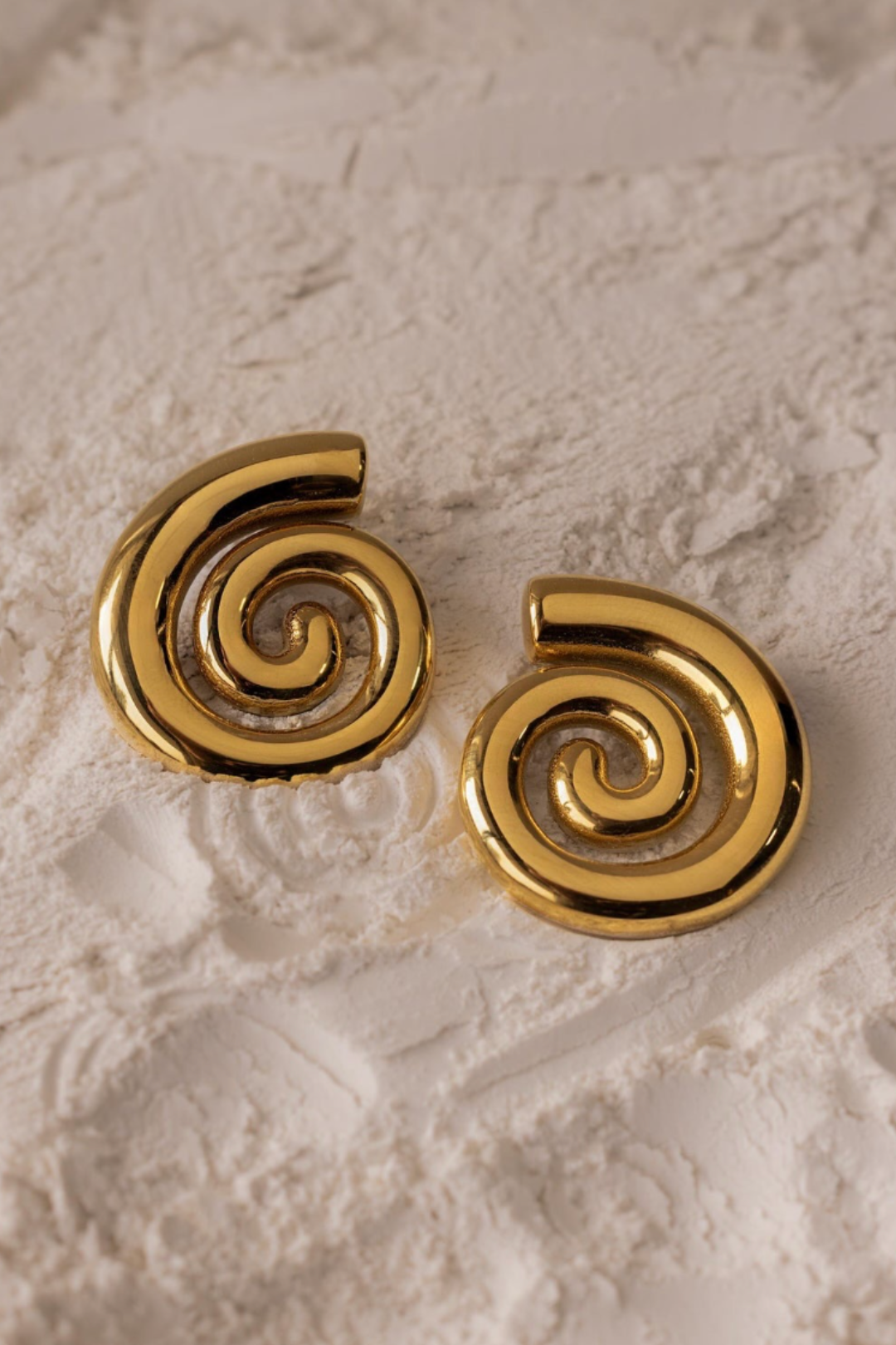 boucles d'oreilles dorées look vacances été