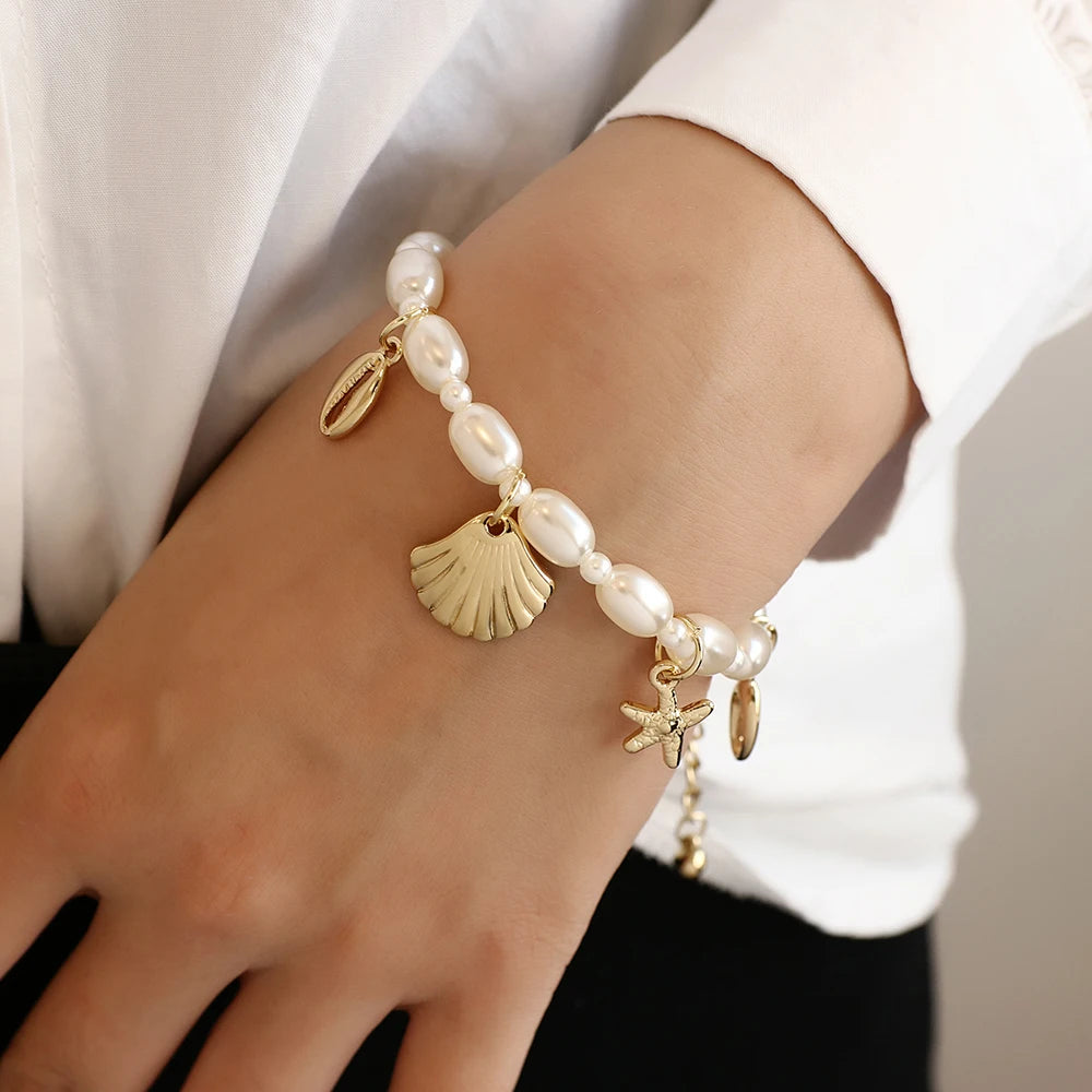 Bracelet chaîne coquillage étoile de mer porté au poignet