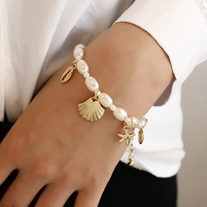 Bracelet chaîne coquillage étoile de mer porté au poignet