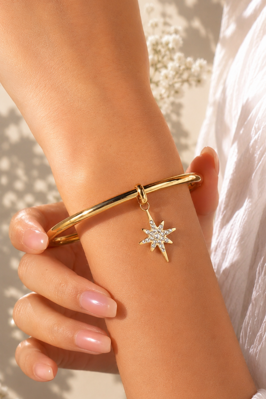 Bracelet jonc étoile polaire porté au poignet
