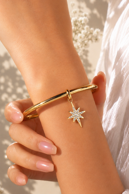Bracelet jonc étoile polaire porté au poignet