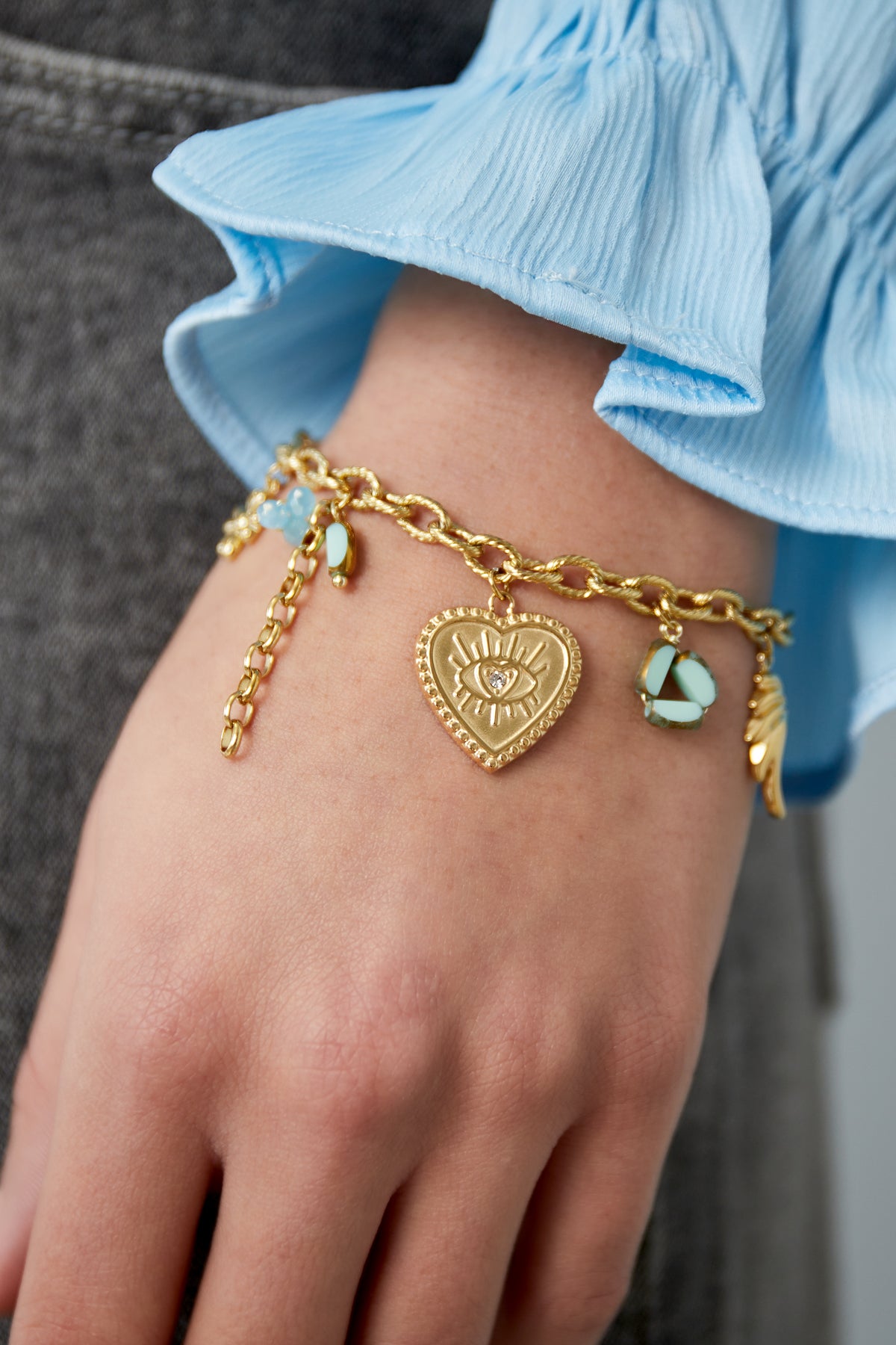Bracelet œil protecteur cœur doré porté au poignet