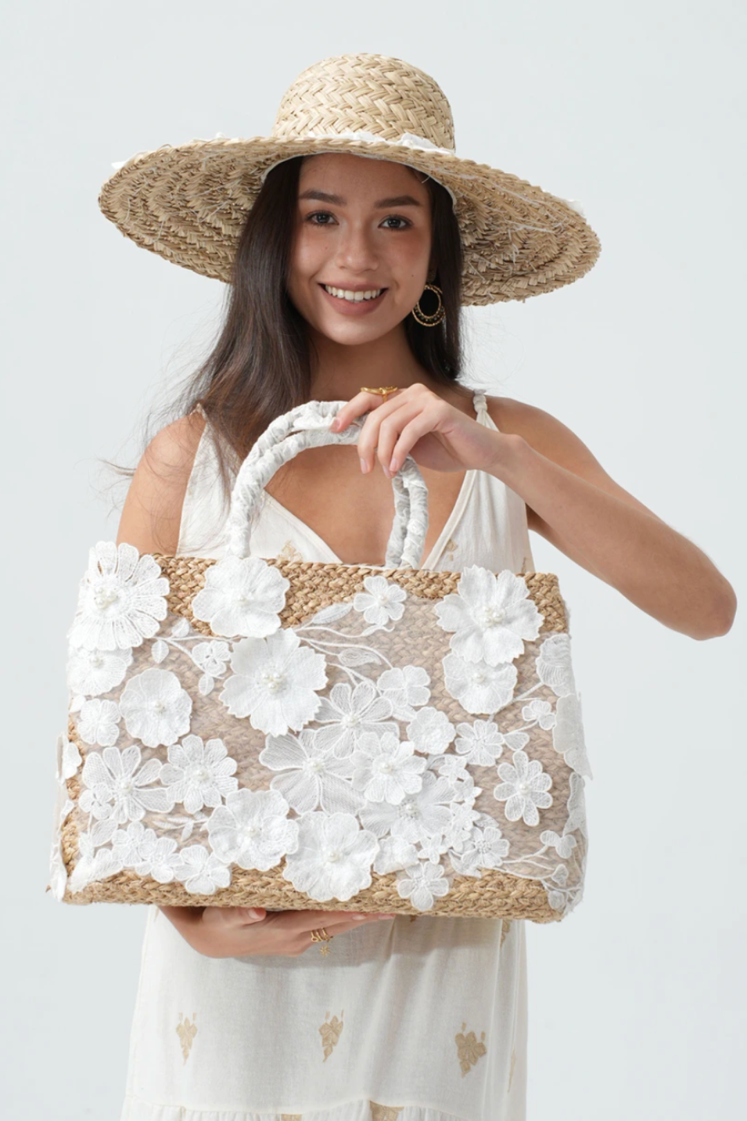 cabas-paille-dentelle-florale-perles-blanc-tenu-main-cérémonie