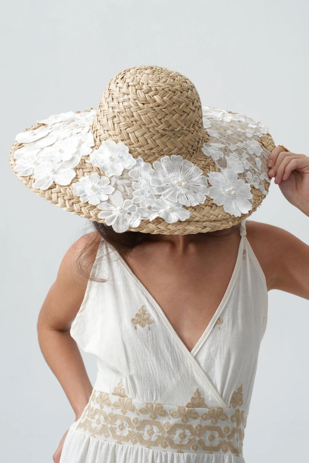 chapeau-paille-dentelle-florale-perles-blanc-vue-face-ete