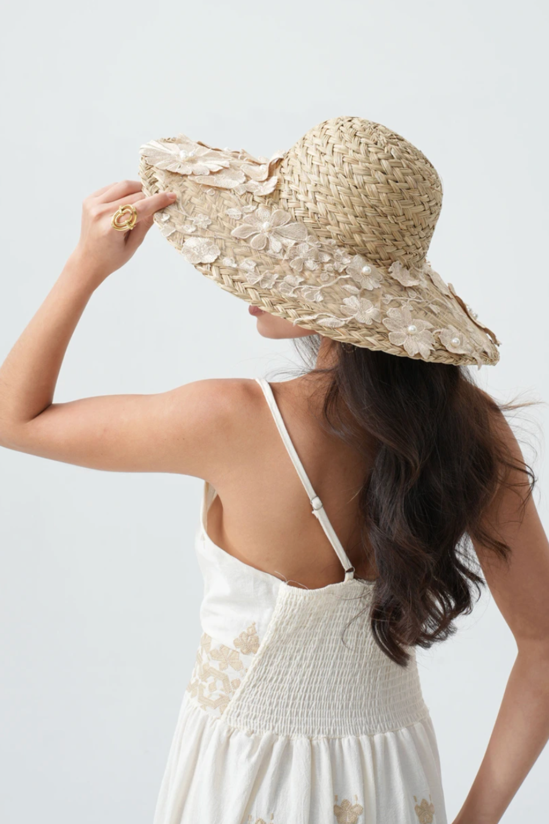 chapeau-paille-dentelle-florale-perles-beige-vue-dos-profil