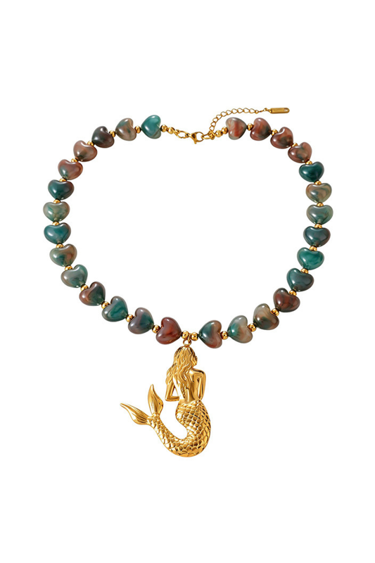 Collier perles cœur résine marbrée vert bordeaux et pendentif sirène acier inoxydable doré