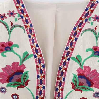 Détail de la broderie florale sur le gilet sans manches
